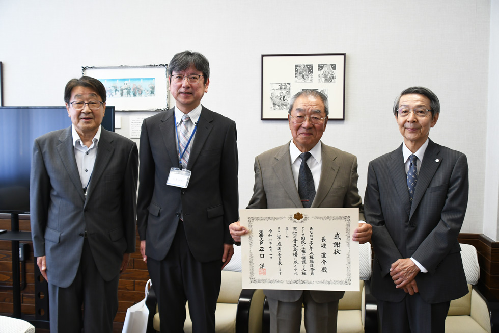 ご退任される長岐さん（右から2人目）