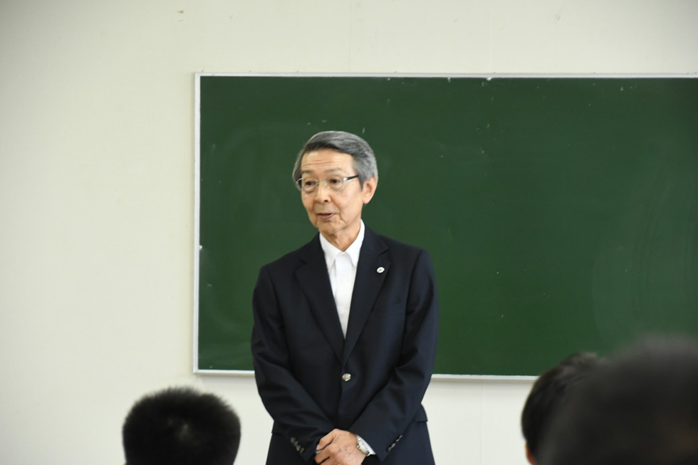 選手を激励する津谷市長
