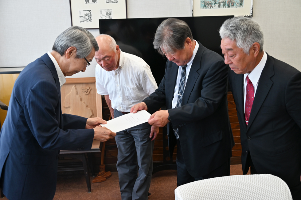 要望書を受け取る津谷市長 [363KB]