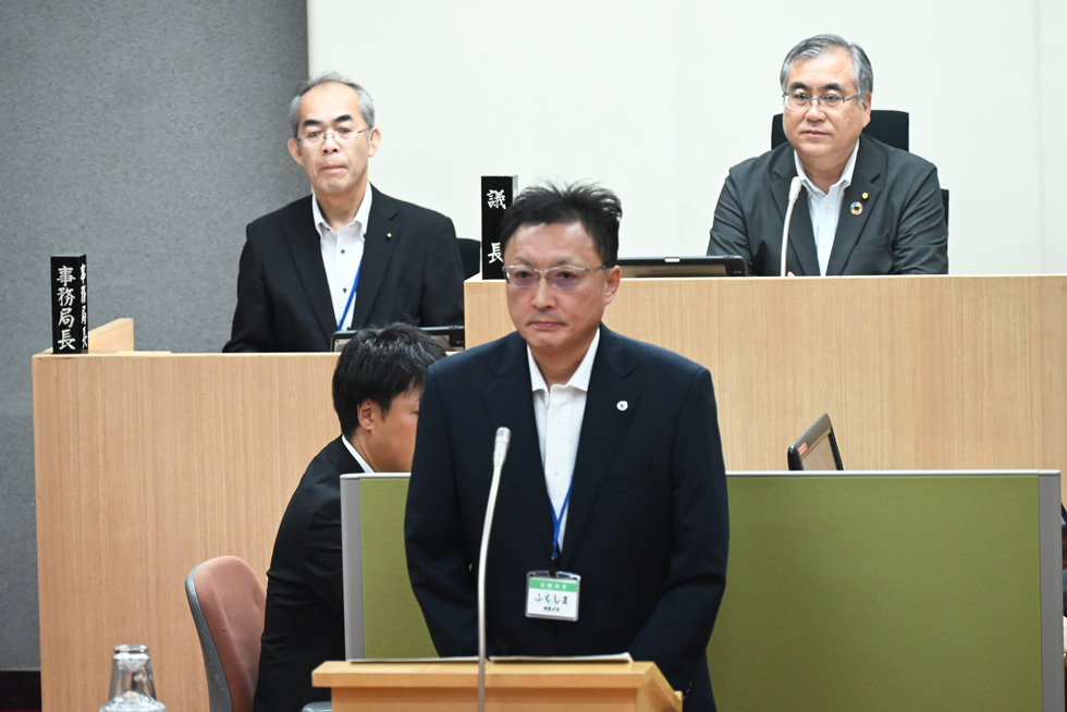 議案説明をする福嶋教育次長