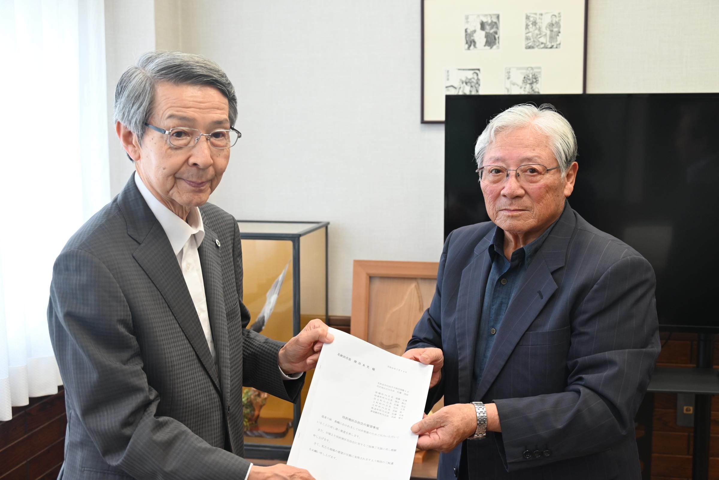 要望書を受け取る津谷市長 [240KB]