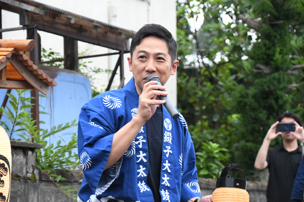 あいさつをする鈴木知事