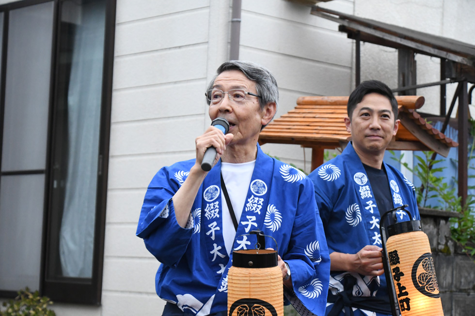 あいさつをする津谷市長