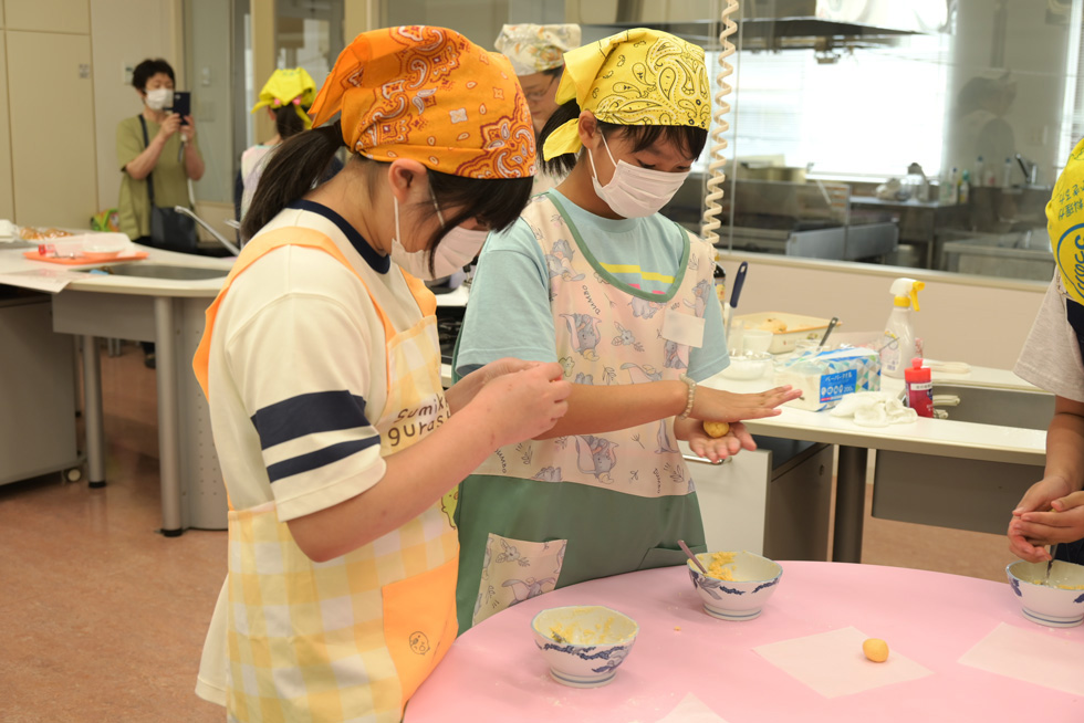メロンパンのクッキー生地を形成