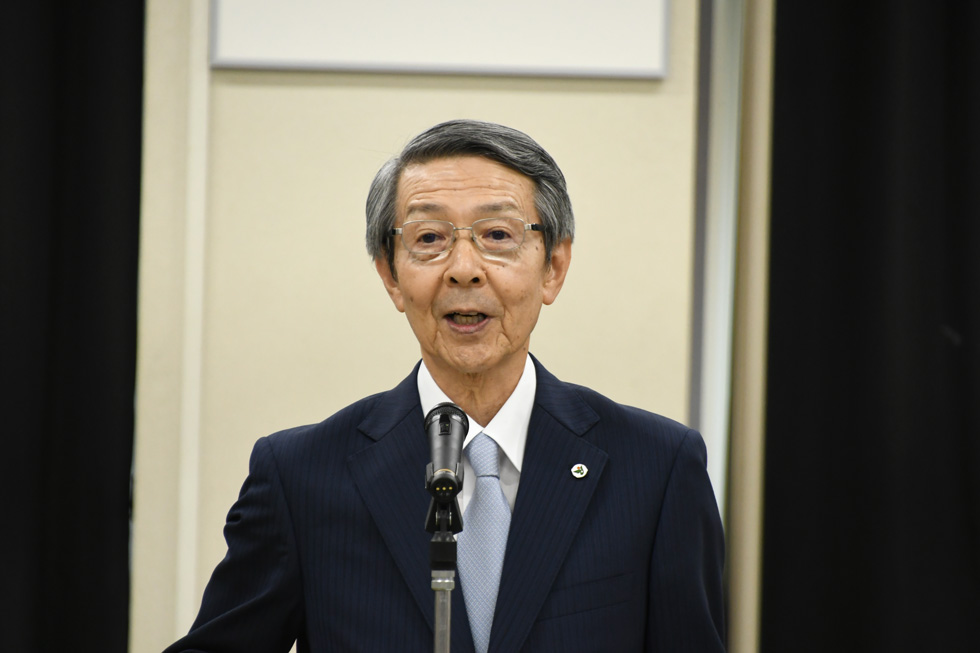 あいさつをする津谷市長