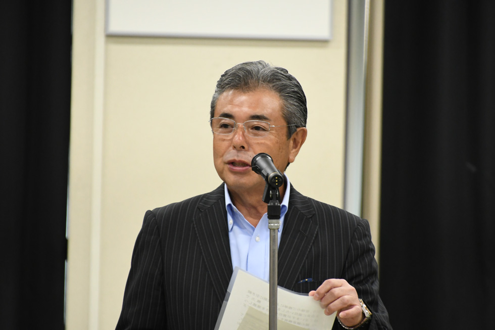 あいさつをする長岐会長