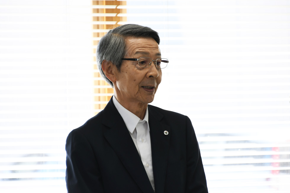 感謝の言葉を述べる津谷市長