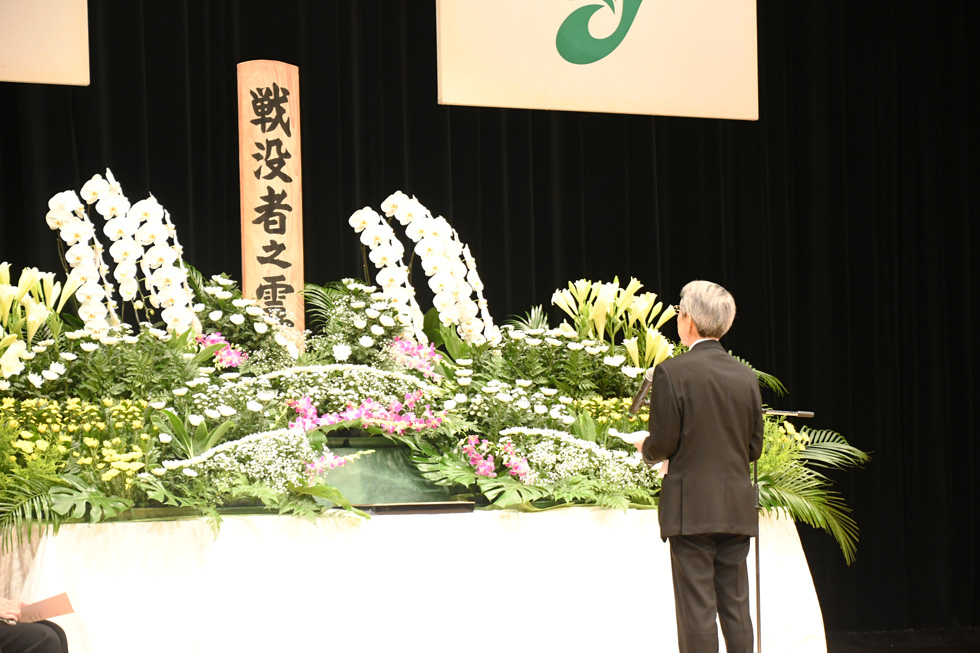 式辞を述べる津谷市長