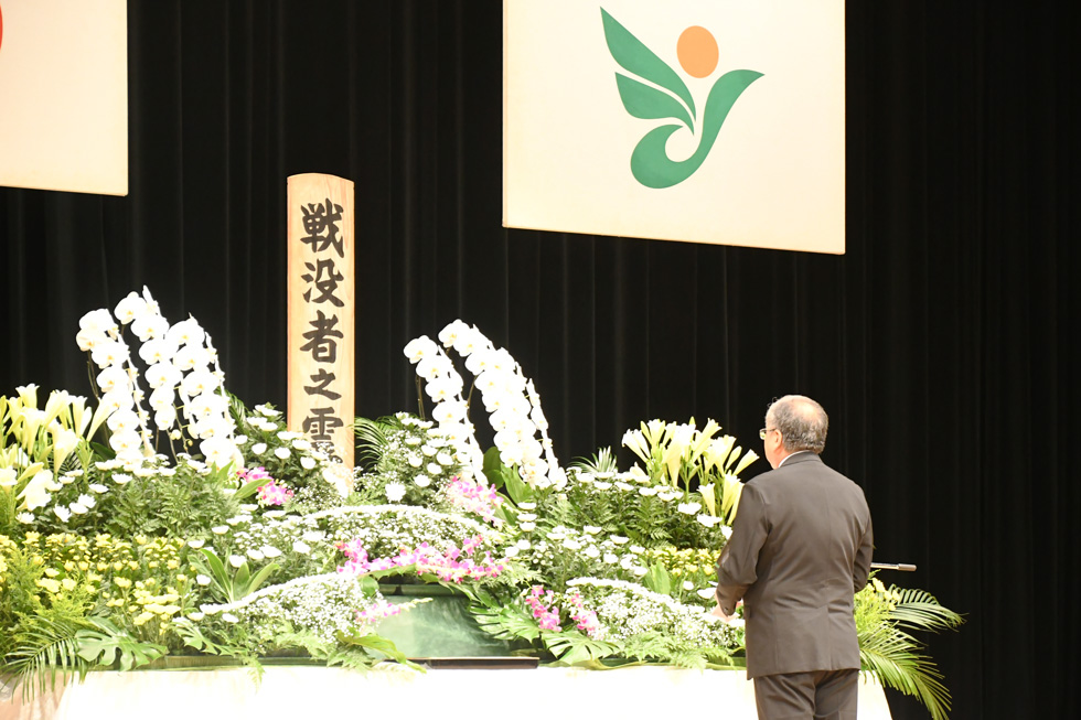 追悼のことばを述べる堀部市議会議長