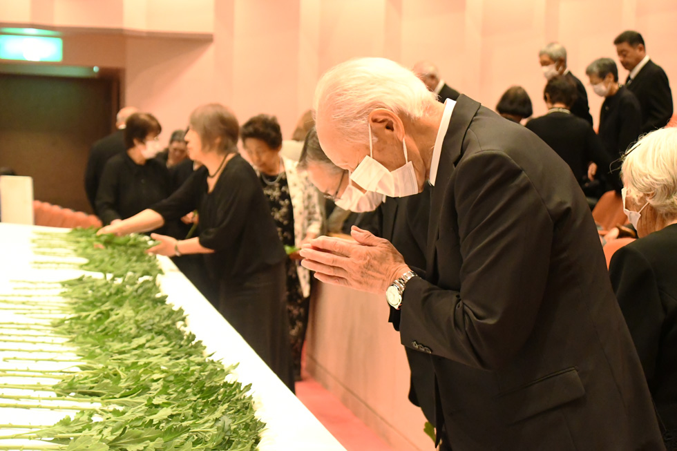 献花・拝礼する遺族の皆さん