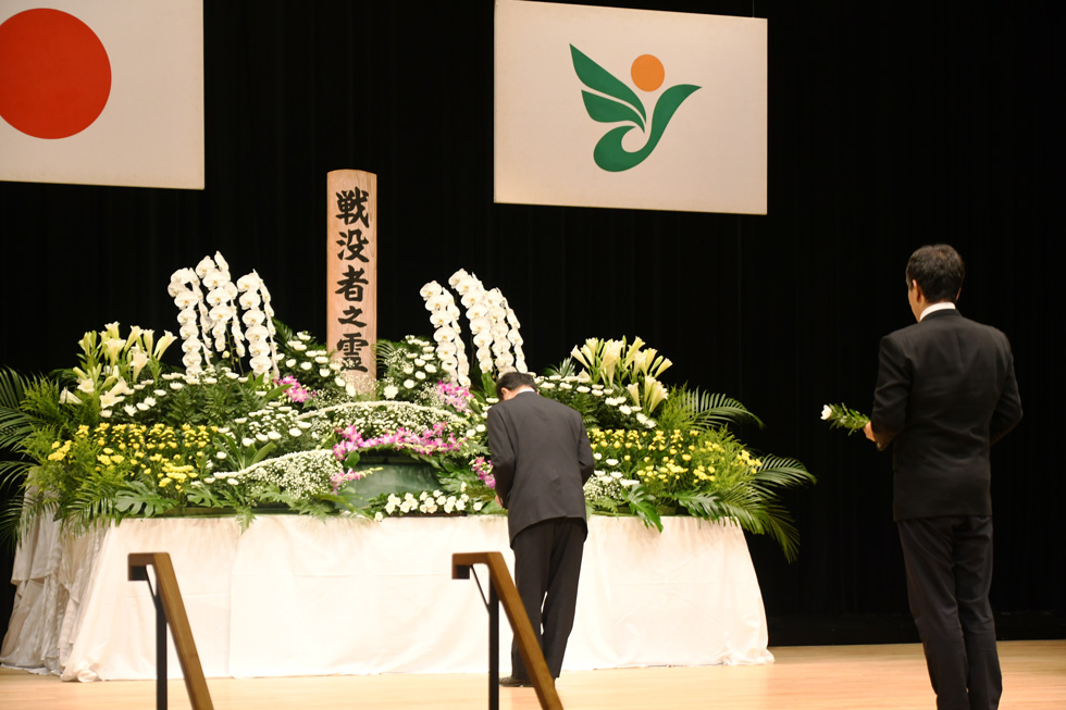 献花・拝礼する来賓の方々