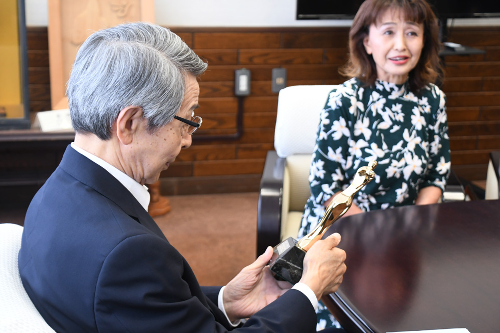 トロフィーをご覧になる津谷市長