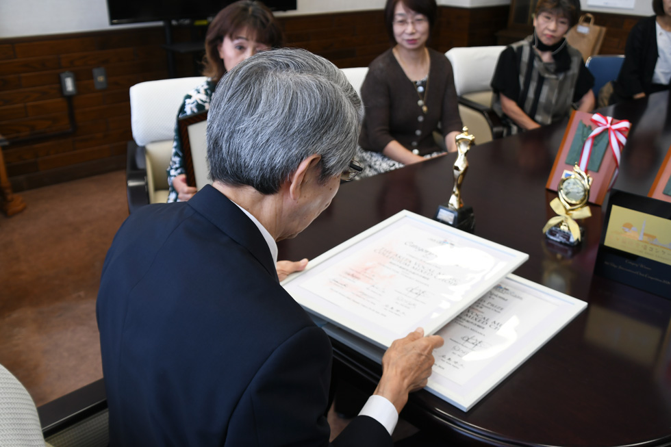 賞状をご覧になる津谷市長