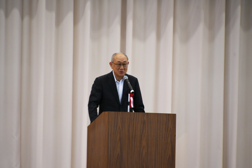 祝辞を述べる上小阿仁村の小林村長