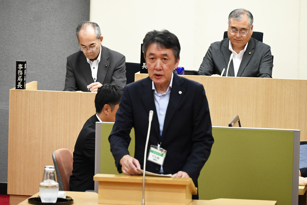 説明する西根財務部長