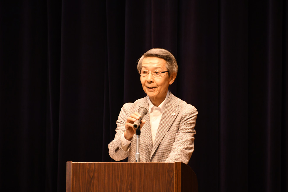 あいさつをする津谷市長