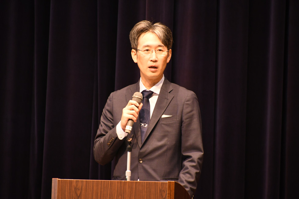 あいさつをする相澤会長