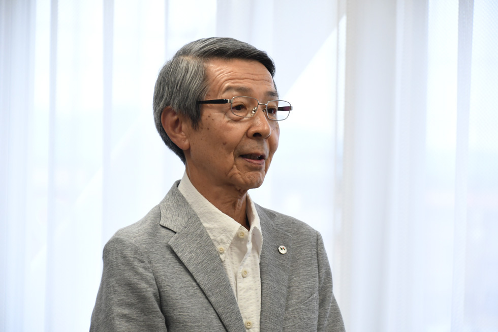 お祝いと激励の言葉を述べる津谷市長