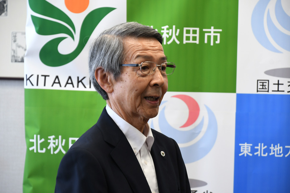 あいさつをする津谷市長