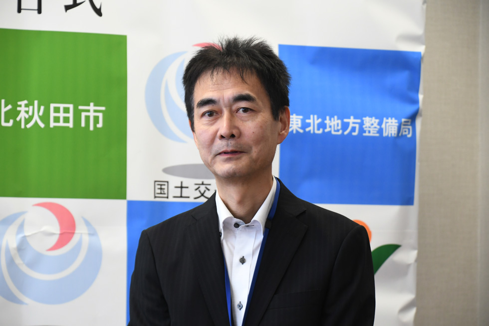 あいさつをする須藤事務所長