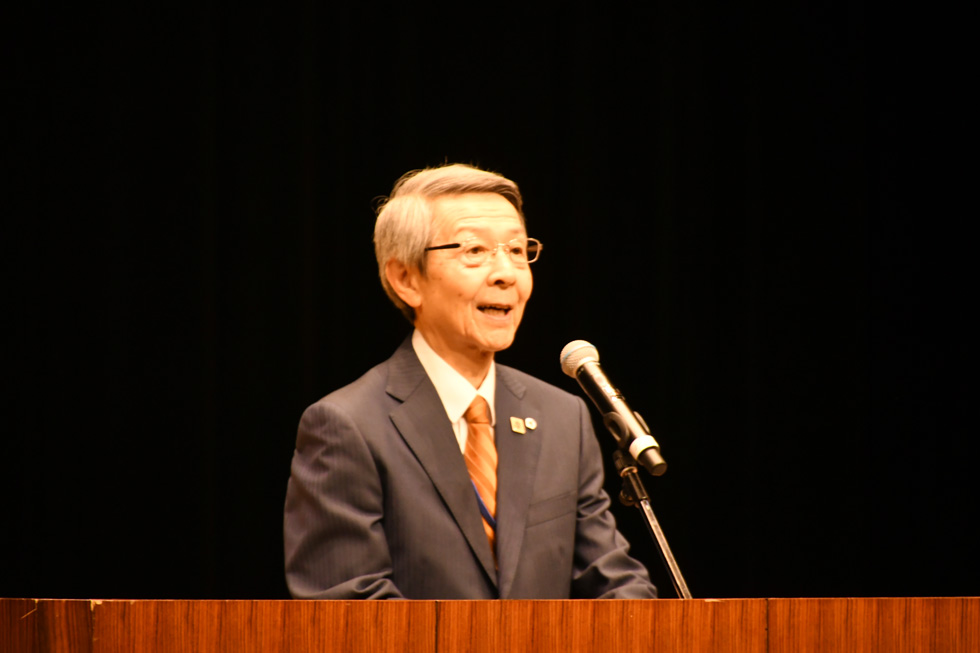 あいさつをする津谷市長