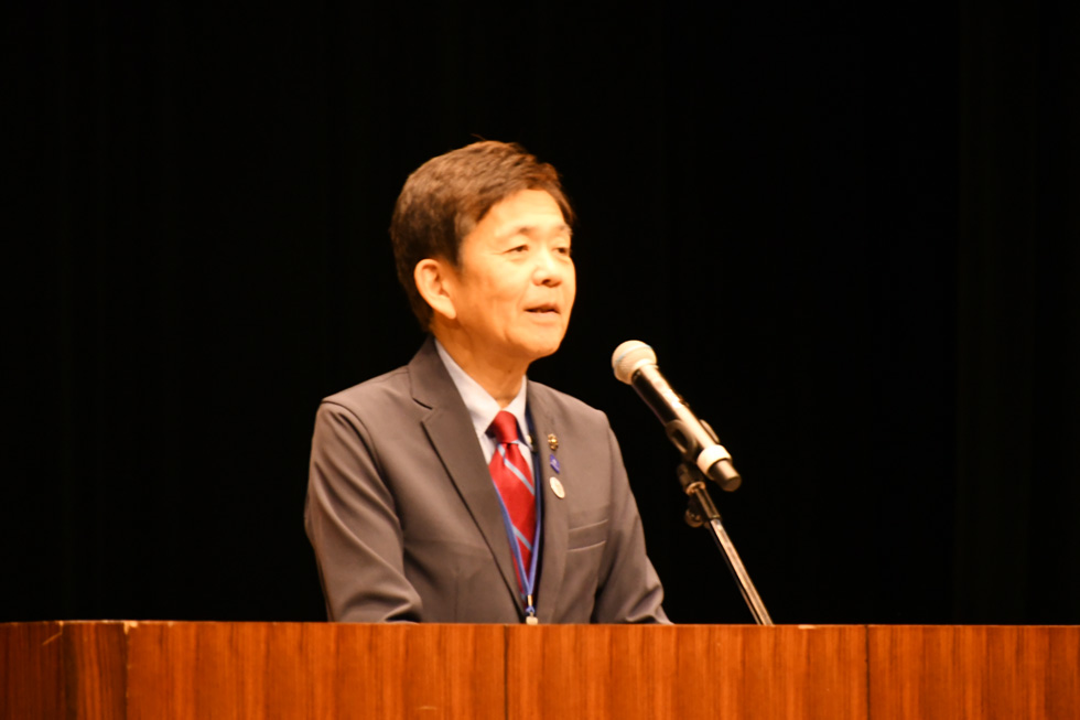 あいさつをする西市長