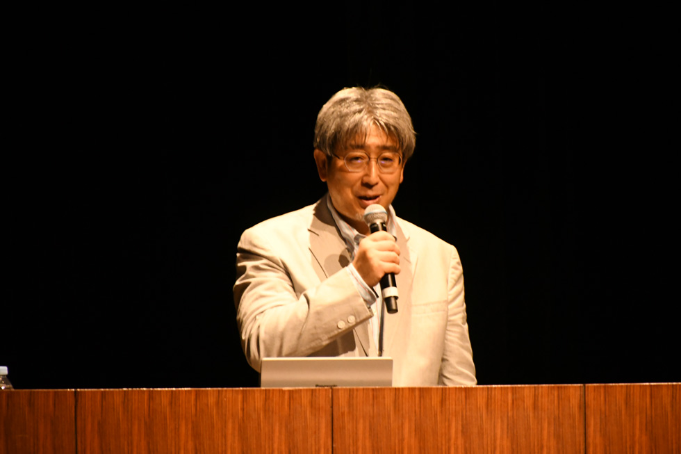 講演をする中村教授