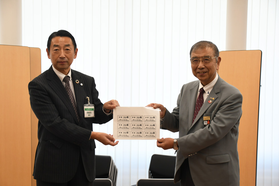 のシールが贈呈される