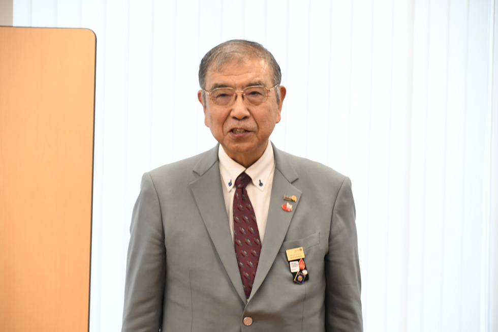 あいさつをする土舘さん