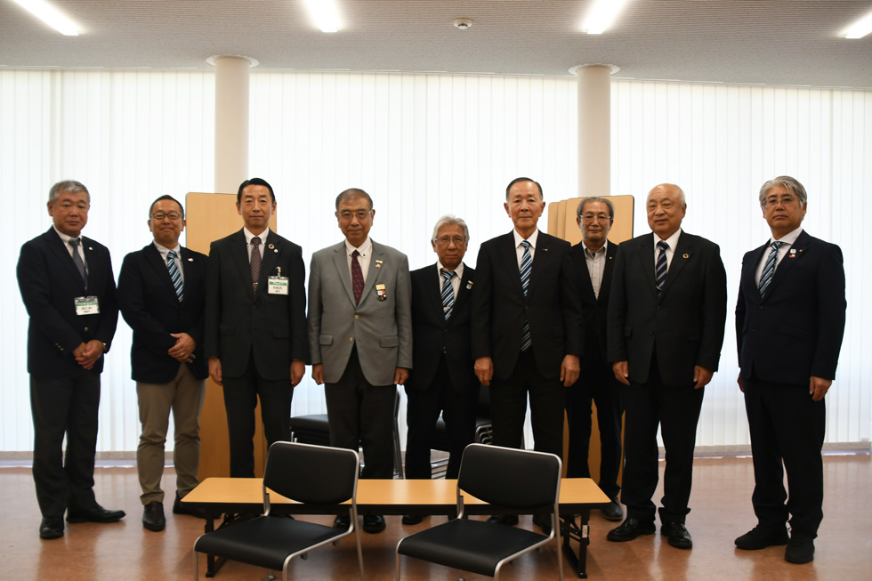 国際ロータリー第2540地区より記念品贈呈
