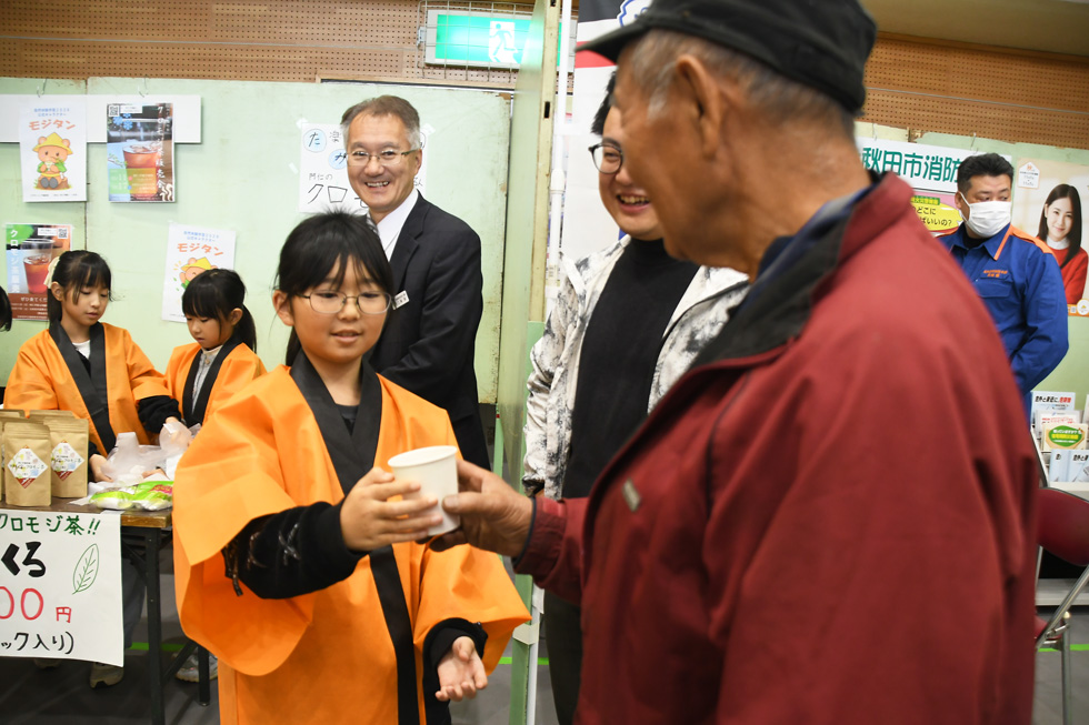 皆でつくったクロモジ茶を販売・PR