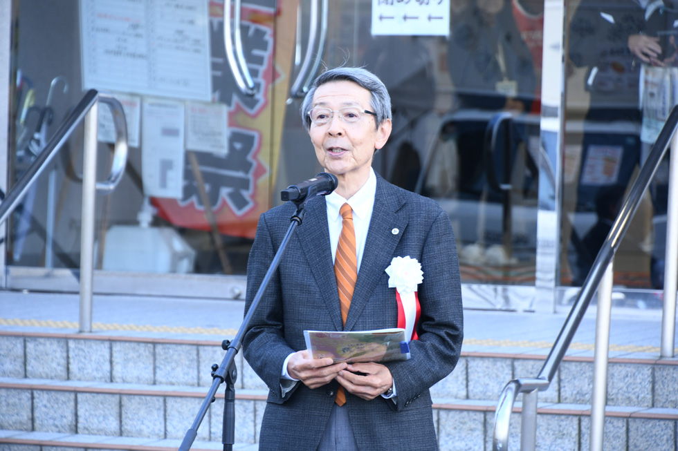 あいさつをする津谷市長