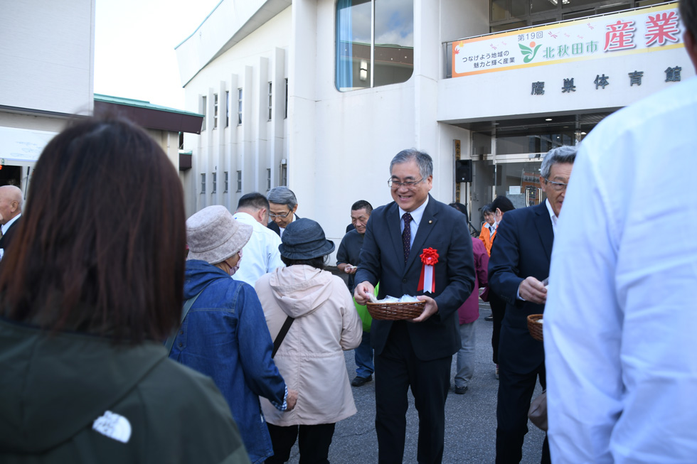 バター餅配布の様子