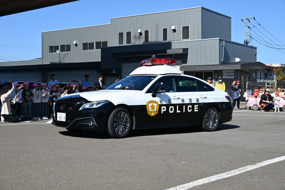 園児たちの号令で出動するパトロール車両