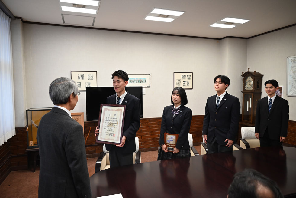 結果報告をする吹奏楽部員