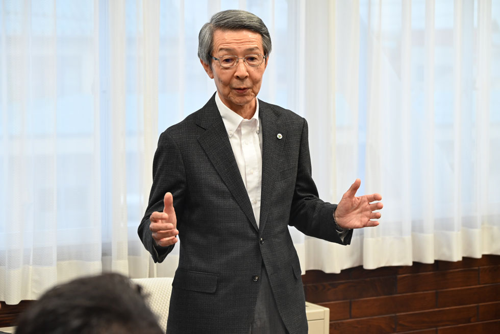 激励をする津谷市長