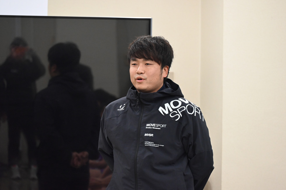 大会成績を報告する高橋監督