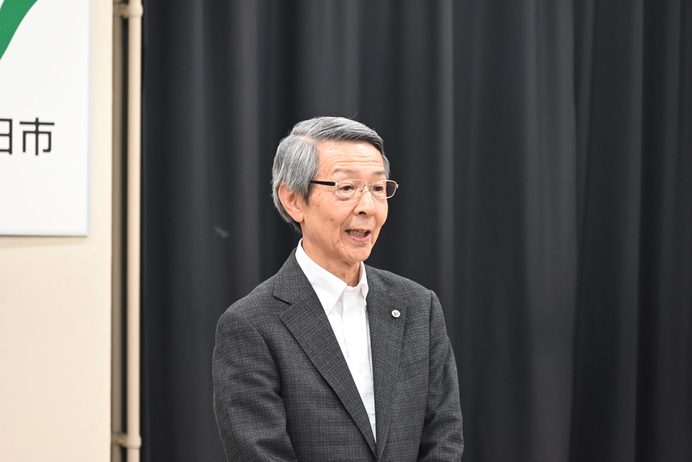 お祝いの言葉を述べる津谷市長