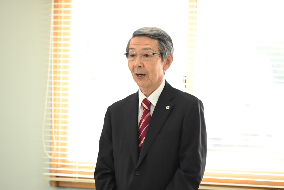 あいさつをする津谷市長