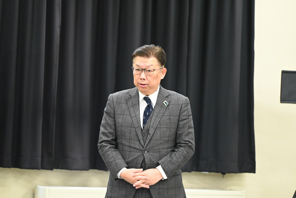 あいさつする沼澤所長