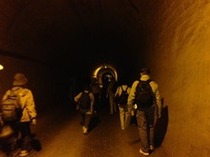 トンネル入口横