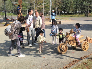 木と触れ合う幼児