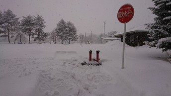 雪の中の防火水そう