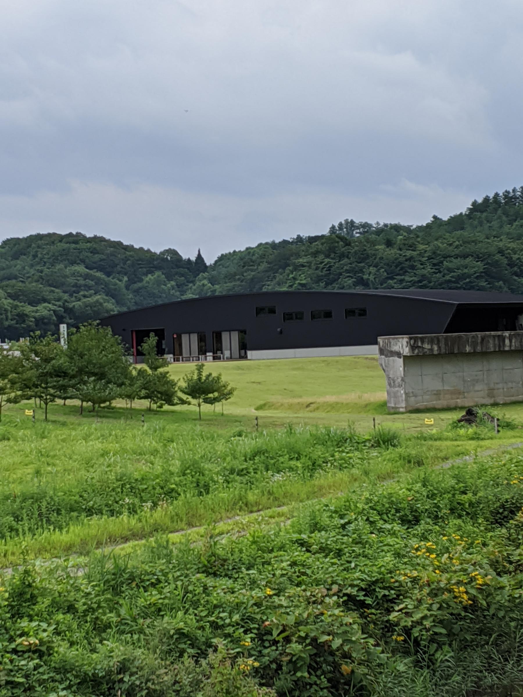 写真：遺跡の入口から伊勢堂岱縄文館が見える