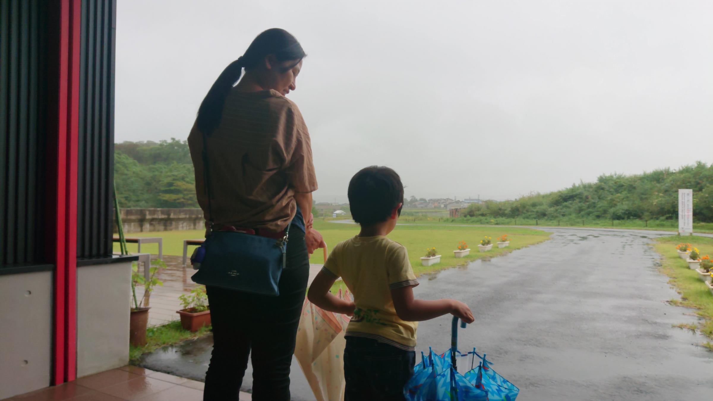 写真：伊勢堂岱縄文館で雨宿りをしている母と子